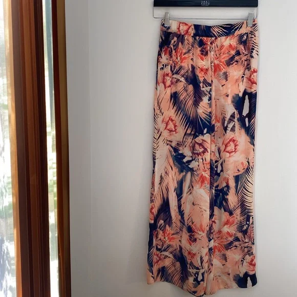 NWOT Guess, wide leg pants, like new condition, measurements and photos below. - Picture 2 of 10